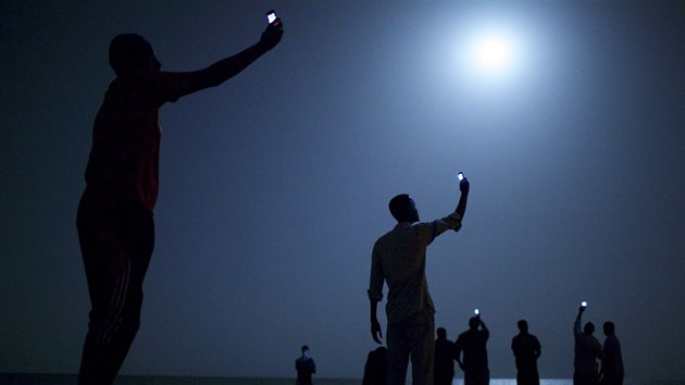 Uprchlíci v Dibutsku se snaí chytit laciný signál ze sousedního Somálska....