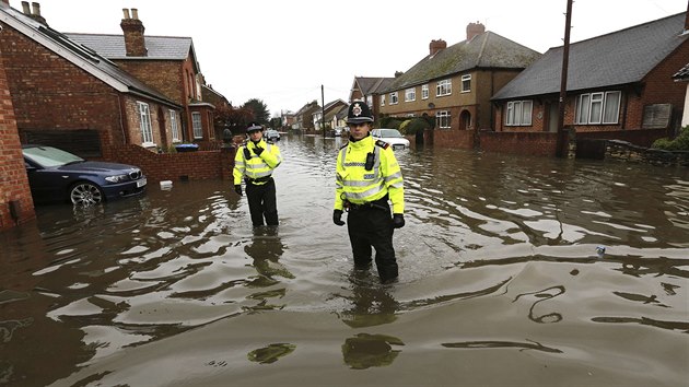 Voda zaplavila ulice anglickho msta Egham pot, co se vylila z koryta eka Teme (14. nora 2014).