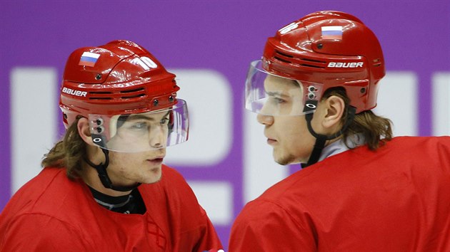 Rut hokejist Viktor Tichonov (vlevo) a Artm Anisimov pi trninku nrodnho tmu v Boloj Ice Dome arn. (9. nora 2014)