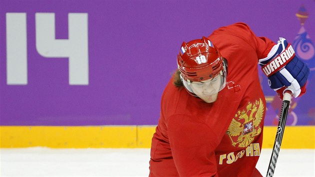Rusk hokejista Viktor Tichonov pi trninku nrodnho tmu v Boloj Ice Dome arn. (9. nora 2014)