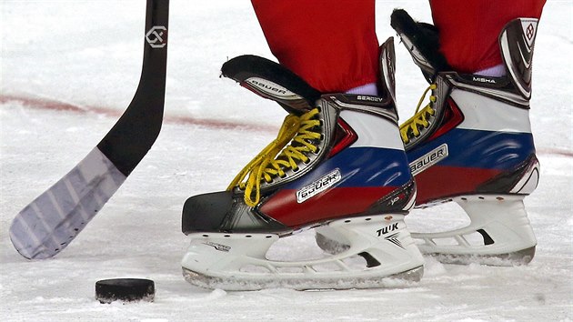 Brusle Alexandra Ovekina pi trninku rusk hokejov reprezentace v Boloj Ice Dome arn. (10. nora 2014)