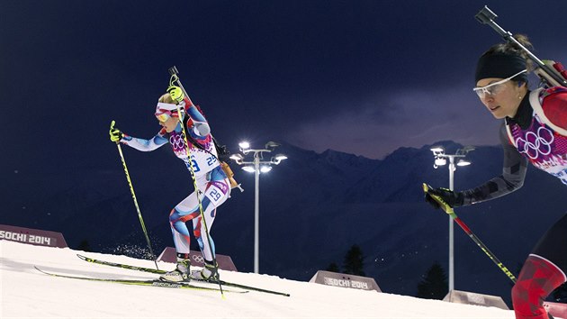 esk biatlonistka Gabriela Soukalov ve sthacm zvodu na 10 kilometr. (11. nora 2014)