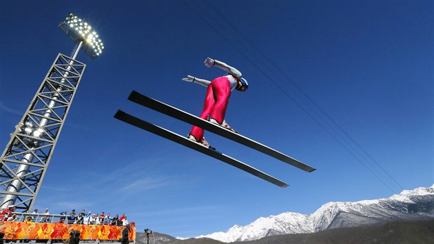 Nmeck sdruen Tino Edelmann pi skoku na stednm mstku ve stedisku RusSki Gorki Jumping Center. (12. nora 2014)