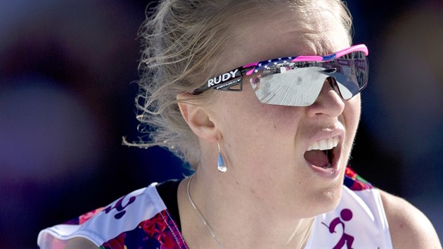 Bkyn na lych Sadie Bjornsenov (USA) v cli zvodu na 10 kilometr klasickou technikou. (13. nora 2014)