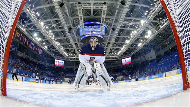 Glman USA Jonathan Quick pi utkn proti Slovensku v ajba Aren v Soi. (13. nora 2014)