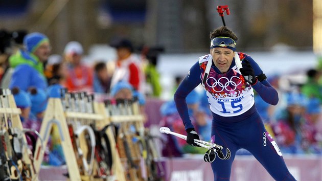 Norsk biatlonista Ole Einar Bjrndalen v zvodu na 20 kilometr. (13. nora 2014)