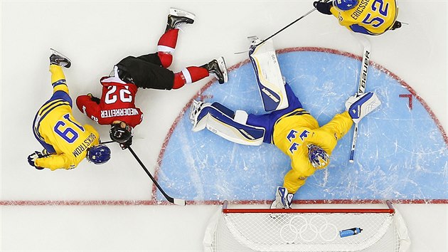 vdsk glman Henrik Lundqvist pi spnm zkroku v utkn proti vcarsku. (14. nora 2014)