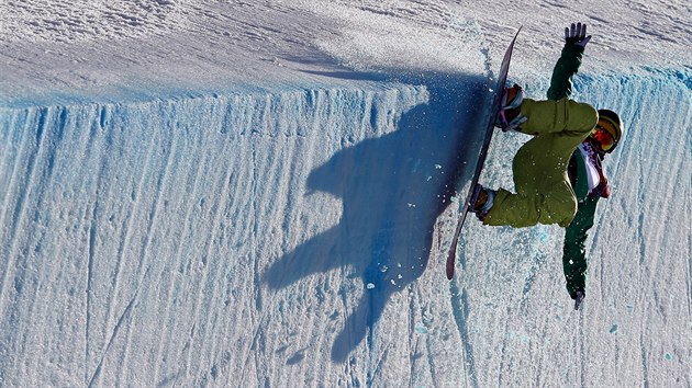 PD NA RAMP. esk snowboardistka rka Panochov pad pi kvalifikan jzd na U-ramp. (12. nora 2014)