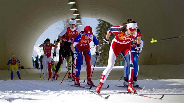 esk bkyn na lych Eva Vrabcov-Nvltov sth Norku Heidi Wengovou (vpedu) pi tafetovm zvod na 4x5 kilometr. (15. nora 2014)