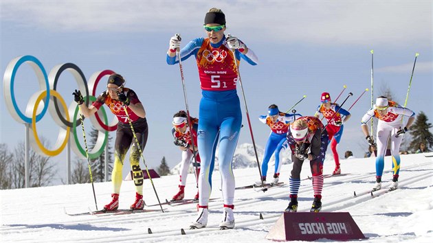 Finsk bkyn na lych Anne Kylloenenov (vpedu) pi tafetovm zvod na 4x5 kilometr. (15. nora 2014)