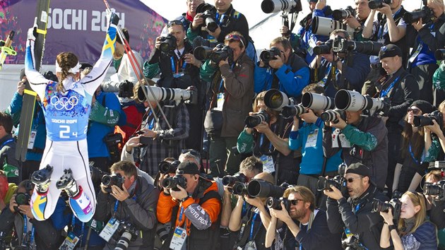 Dav fotograf pi vtznch oslavch vdskch bky na lych po tafetovm zvodu na 4x5 kilometr. (15. nora 2014)