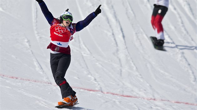 ESK ZLATO! Eva Samkov se raduje z vtzstv ve finlov jzd snowboardcrossu. (16. nora 2014)
