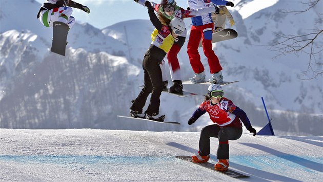 Eva Samkov (vpravo dole) suvernn ovldla olympijsk snowboardcross a dojela si pro zlatou medaili. (16. nora 2014)