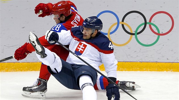 Rusk hokejista Alexandr Sjomin pi souboji se Slovkem Andrejem Sekerou. (16. nora 2014)
