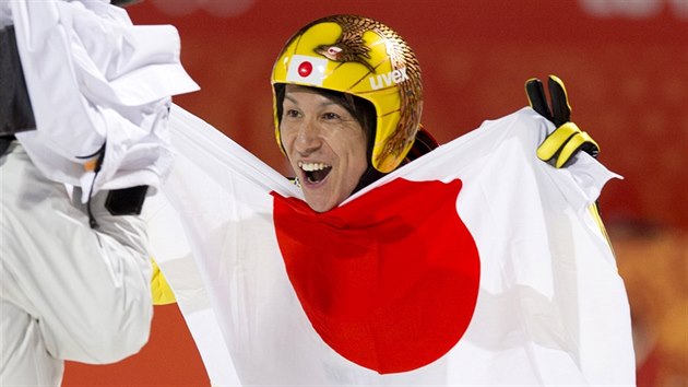 Japonsk skokan Noriaki Kasai zskal v olympijskmu zvodu na velkm mstku stbrnou medaili. (15. nora 2014)