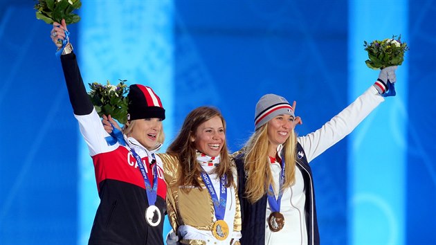 esk snowboardkrosaka Eva Samkov (uprosted) dostala pi slavnostnm ceremonilu zlatou olympijskou medaili. (16. nora 2014)