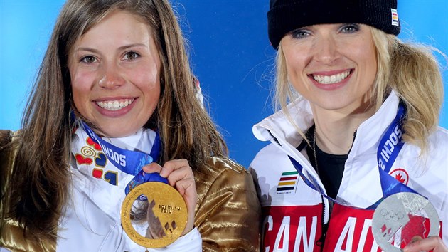 esk snowboardkrosaka Eva Samkov (vlevo) dostala pi slavnostnm ceremonilu zlatou olympijskou medaili, vedle n stoj stbrn Kanaanka Dominique Maltaisov. (16. nora 2014)