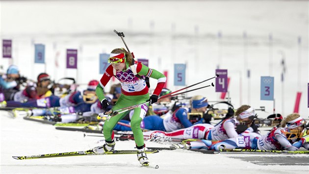 Blorusk biatlonistka Darja Domraevov (vpedu) zvtzila v zvodu na 12,5 kilometru s hromadnm startem. (17. nora 2014)