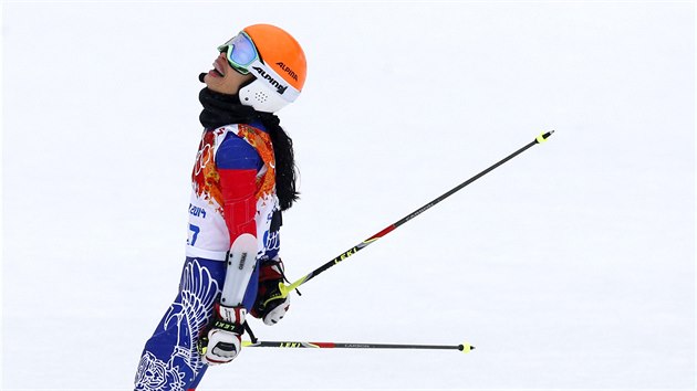 Thajsk reprezentantka a svtoznm houslistka  Vanessa Mae v cli olympijskho obho slalomu (18. nora 2014)