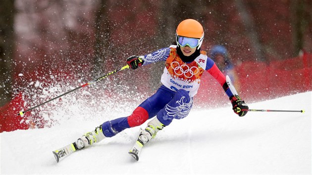 Thajsk reprezentantka a svtoznm houslistka  Vanessa Mae pi olympijskm obm slalomu. (18. nora 2014)