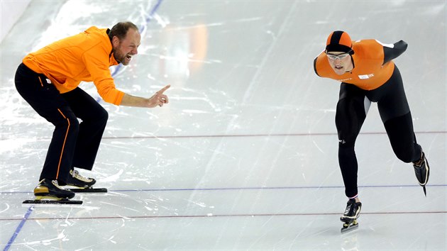 Nizozemsk kou Gerard Kemkers povzbuzuje rychlobruslae Svena Kramera v zvodu na 10 kilometr. (18. nora 2014)