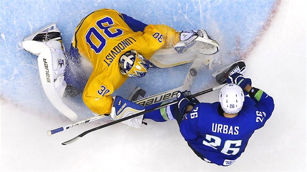 Slovinsk hokejista Jan Urbas se sna dorazit puk za zda vdskho glmana Henrika Lundqvista. (19. nora 2014)