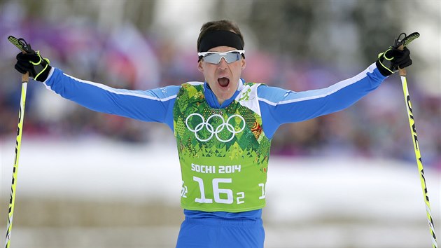 Finsk bec na lych Sami Jauhojaervi se v cli raduje z vtzstv tmovho sprintu klasickou technikou. (19. nora 2014)