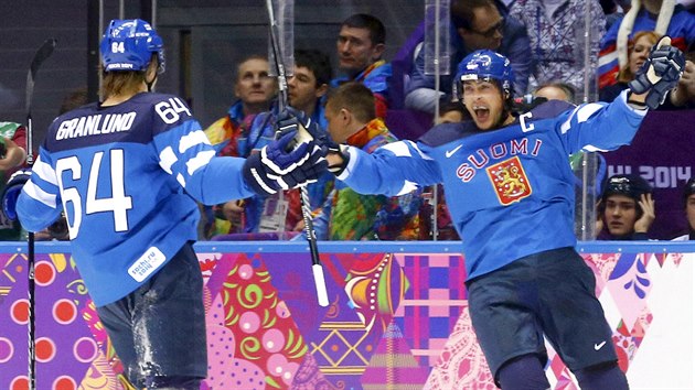 Druhou finskou brank do st Ruska poslal kapitn Teemu Selnne (vpravo). (19. nora 2014)