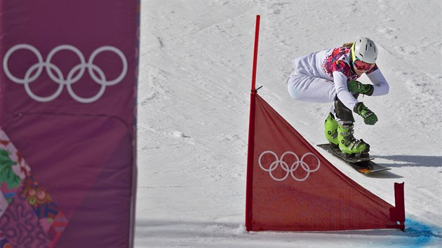 esk snowboardistka Ester Ledeck ve tvrtfinle paralelnho obho slalomu na olympijskch hrch v Soi. (19. nora 2014)