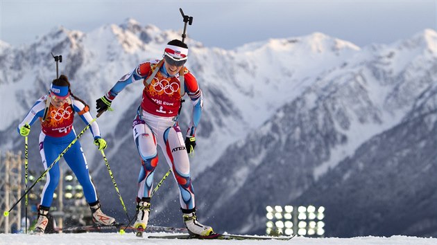 esk biatlonistka Veronika Vtkov (vpravo) pi olympijskm zvodu ve smen...