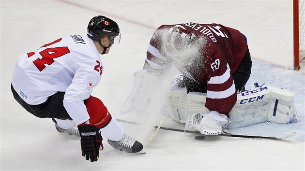 Kanadsk tonk Corey Perry brzd ped glmanem Kristersem Gudlevskisem. (19. nora 2014)