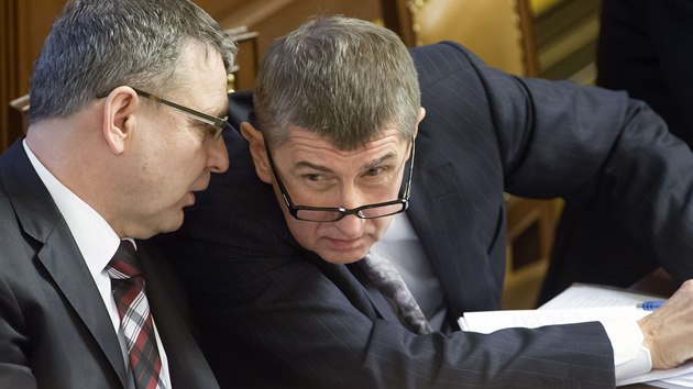 Ministr zahrani Lubomr Zaorlek a ministr financ Andrej Babi pi jednn Snmovny o dve vld (18. nora 2014).