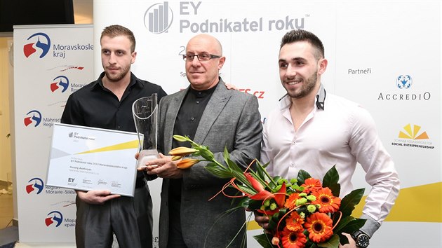 Gevorg Avetisyan (uprosted) se syny Nanem Avetisyanem (vlevo) a Mikaylem Simonyanem. (17. nora 2014)