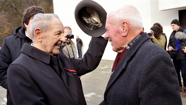 Bval generln tajemnk stednho vboru Komunistick strany eskoslovenska Milou Jake (vlevo) a bval slovensk komunistick funkcion Gejza lapka.