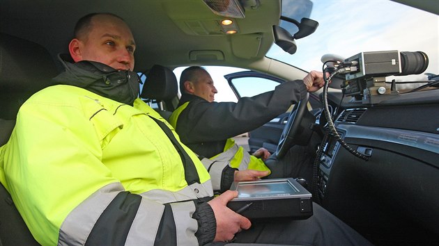 Nov policejn auto koda Superb, kter jezd po dlnici D1 a m rychlost i pi jzd.