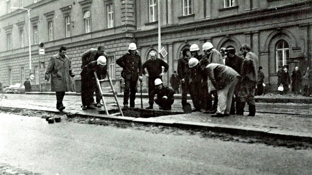 Historické fotky k netstí na Pekaské ulici v Brn v roce 1976. Voda tehdy...