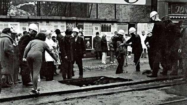 Historick fotky k netst na Pekask ulici v Brn v roce 1976. Voda tehdy vymlela zeminu pod silnic, a ta se propadla. V de zmizela ena a jej ostatky nali a v roce 1992.