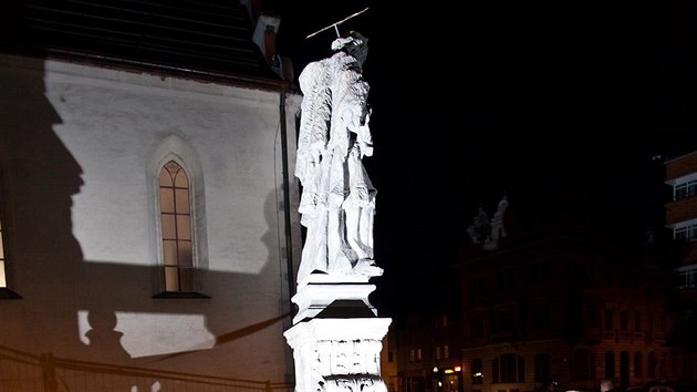 Pokozen socha svatho Jana Nepomuckho na Masarykov nmst v Nchod. (8. 2. 2014)