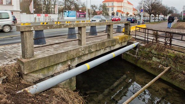 Mostek na Prask td v Hradci Krlov podemlela voda v ervnu 2013.