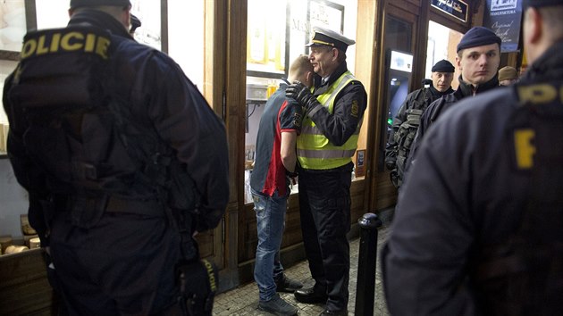 Dnt studenti psobili u v nedli veer v ulicch hlavnho msta rozruch. Opili se v klubech a musela je krotit policie.