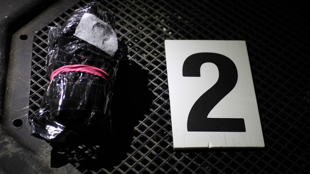 Metanfetamin schovan ve svtlometech automobilu odhalila pi pokusu o pevezen pes hranice policie.