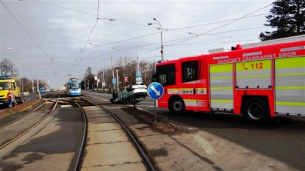 Vz Opel Corsa skonil pevrcen na stee v kiovatce Vkovick a Pavlovovy ulice. Pekel pmo na tramvajovch kolejch.