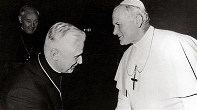 Joseph Ratzinger se zdrav pi setkn kardinl v m se svm pedchdcem na stolci Janem Pavlem II., Polkem Karolem Wojtylou (5. listopadu 1979)