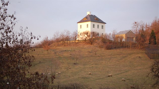 Nov pavilon goril by ml vyrst spolu s dalm vchodem do prask zoo v lokalit pstupn od pvozu, pod baroknm vininm domem Sklenka (na snmku), tedy na konci vbhu iraf.