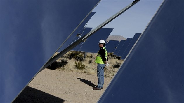 Nejvt solrn-termln elektrrna na svt s nzvem Ivanpah Solar Electric Generating System se rozprostr na ploe zhruba 13 kilometr tverench a je blzko hranice mezi stty Kalifornie a Nevada.