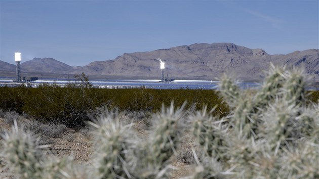 Nejvt solrn-termln elektrrna na svt s nzvem Ivanpah Solar Electric Generating System se rozprostr na ploe zhruba 13 kilometr tverench a je blzko hranice mezi stty Kalifornie a Nevada.