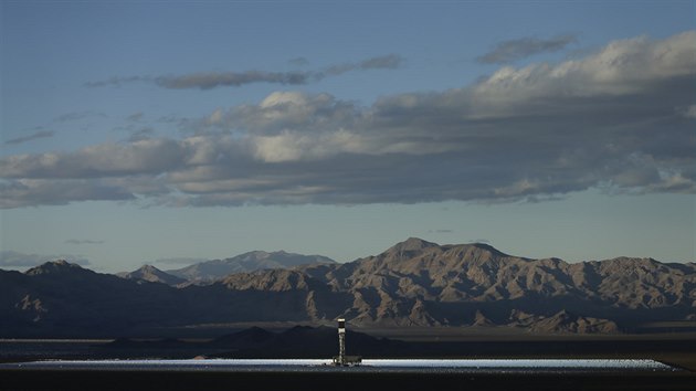 Nejvt solrn-termln elektrrna na svt s nzvem Ivanpah Solar Electric Generating System se rozprostr na ploe zhruba 13 kilometr tverench a je blzko hranice mezi stty Kalifornie a Nevada.