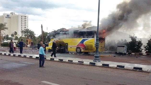 Turistick autobus, kter explodoval v egyptsk Tab na Sinajskm poloostrov.