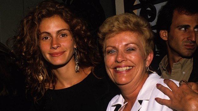 Julia Robertsov s matkou Betty Lou Motesovou v roce 1990