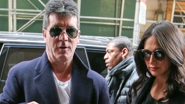 Simon Cowell si veze dom z porodnice syna Erika a jeho matku Lauren Silvermanovou.